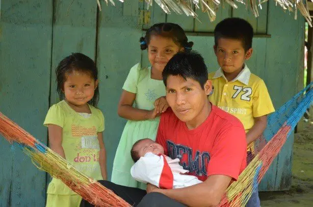 Hombre-con-niños-Panama