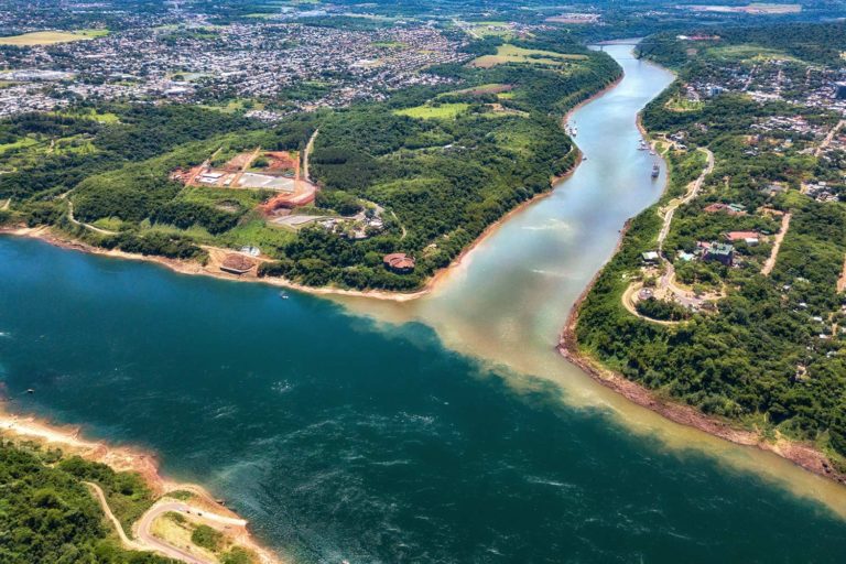 The Triple Frontera / Tríplice Fronteira, where the three borders of Paraguay, Argentina and Brazil converge, separated by the Iguazú and Paraná Rivers.