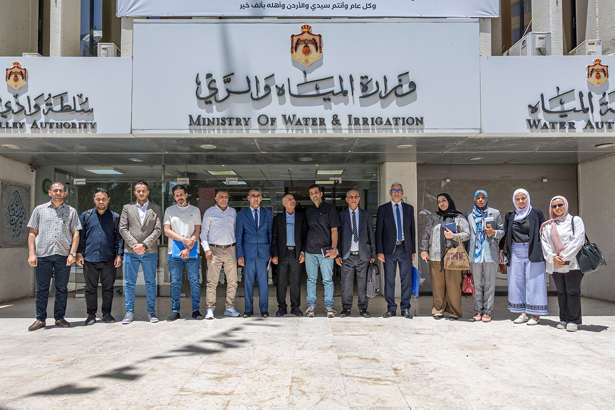 SIWI's team in Amman: Moez Allaoui, Lara Nassar and Manal Sami Alshraideh standing together with the Lybia delegation in front of the Jordan Ministry of Water and Irrigation