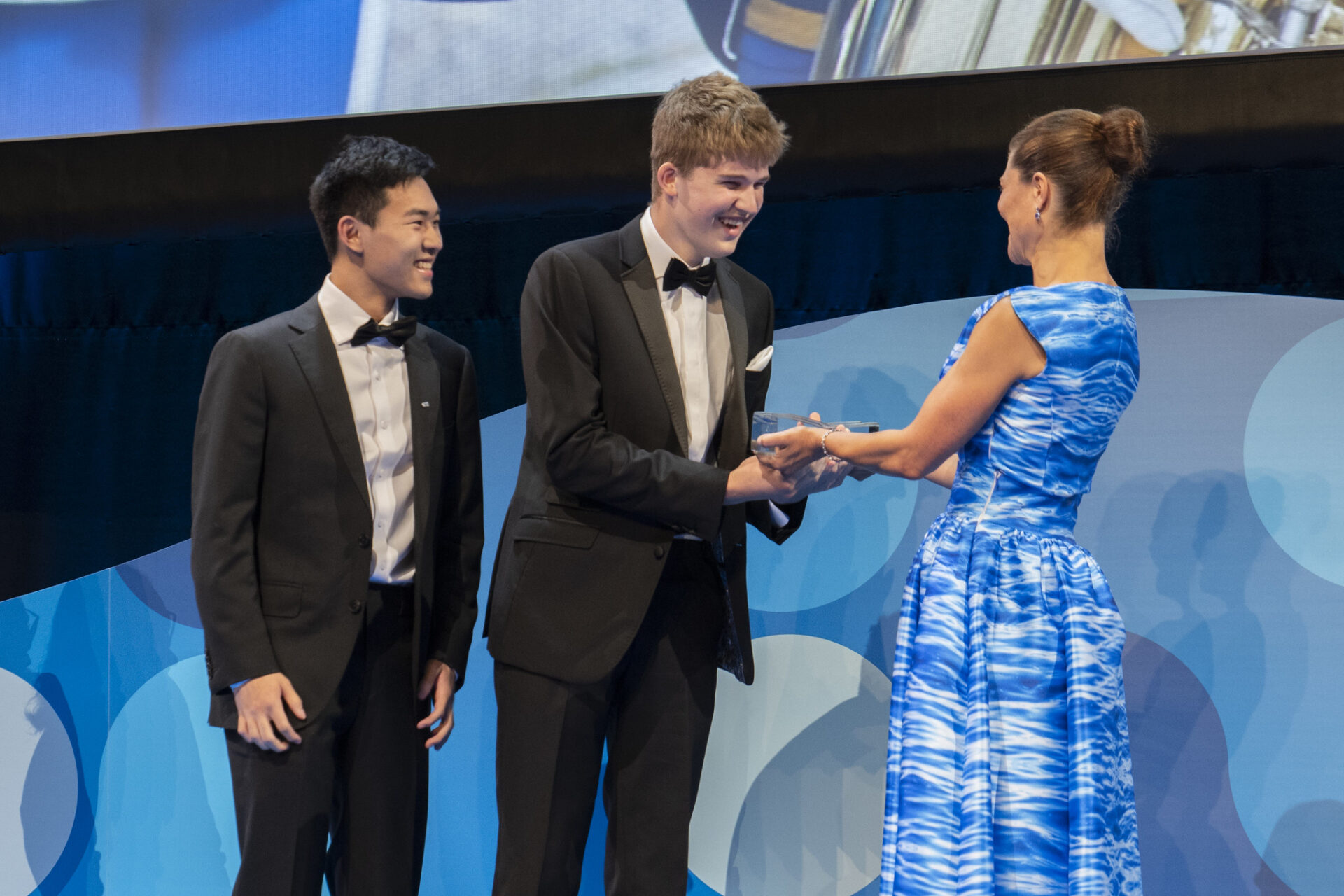 Wenqi (Jonathan) Zhao and Christopher Whitfeld from United Kingdom receives the prestigious Stockholm Junior Water Prize 2024 from HRH Crown Princess Victoria of Sweden.